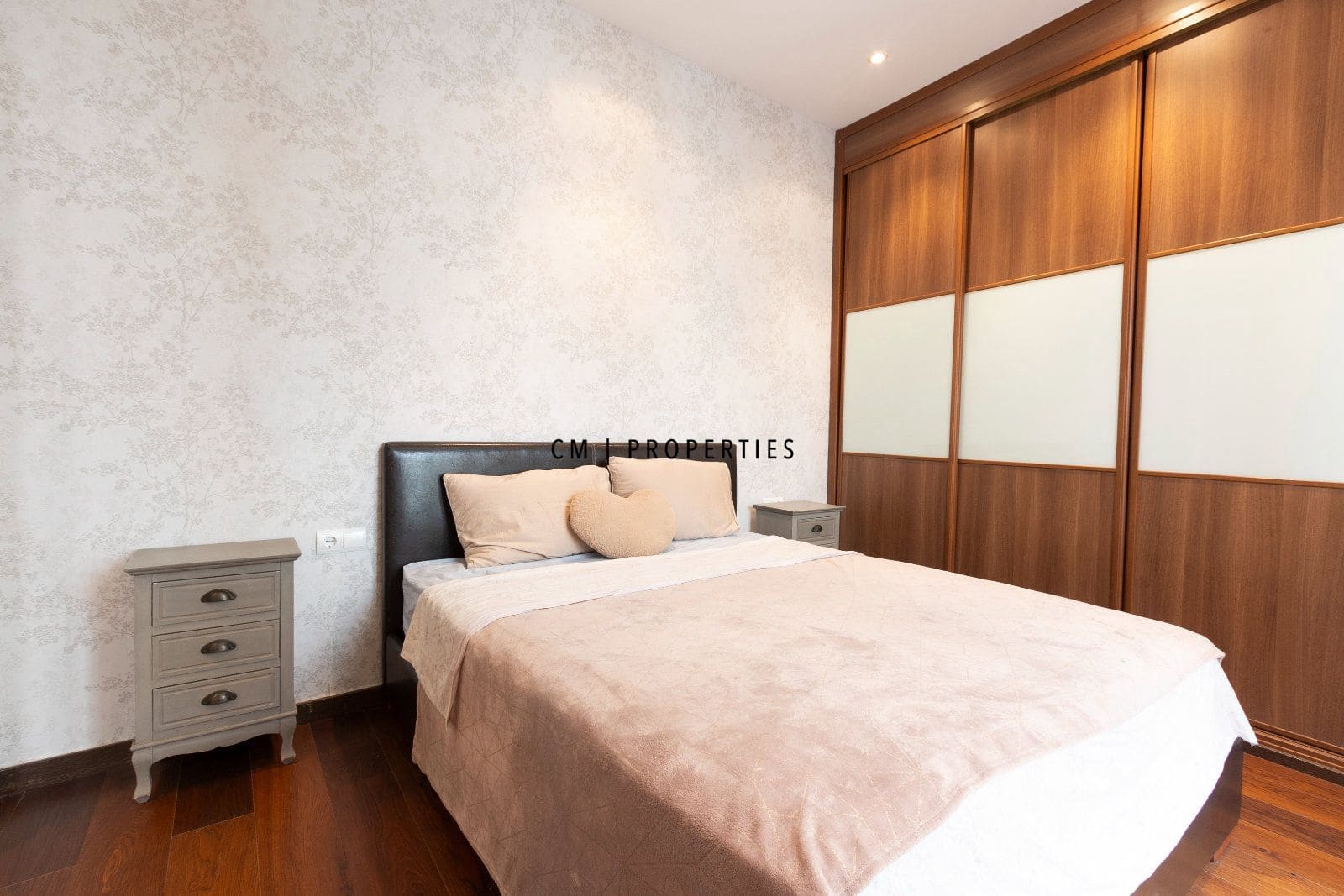 2 bedroom Flat for rent in Valencia city with garage - € 1,900 (Ref: 10051987)