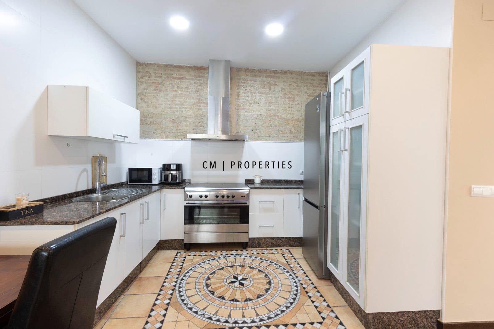 2 bedroom Flat for rent in Valencia city with garage - € 1,900 (Ref: 10051987)