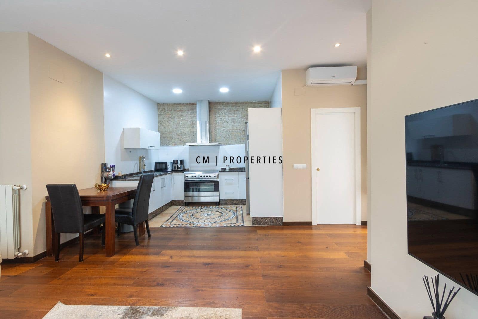 2 bedroom Flat for rent in Valencia city with garage - € 1,900 (Ref: 10051987)