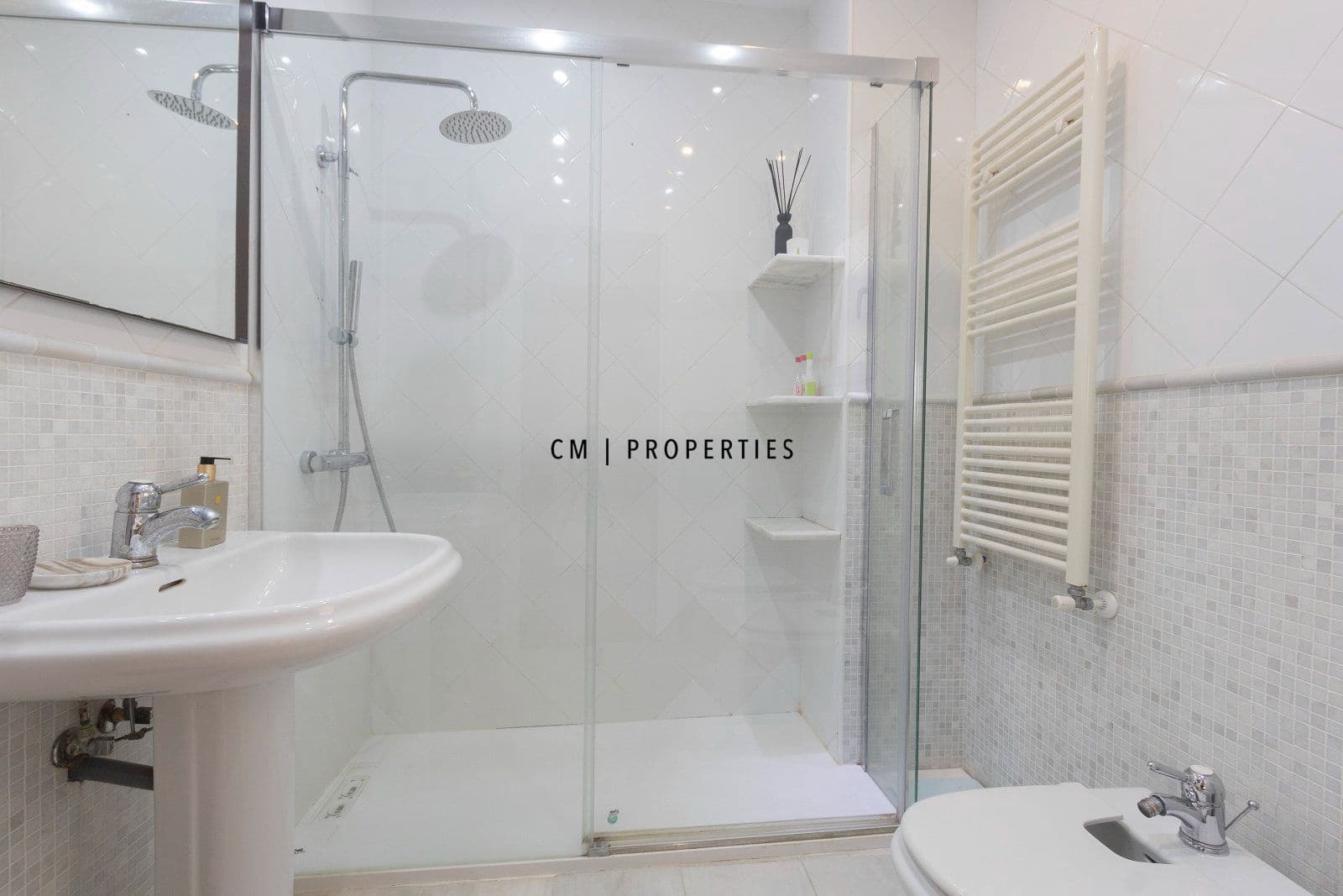 2 bedroom Flat for rent in Valencia city with garage - € 1,900 (Ref: 10051987)