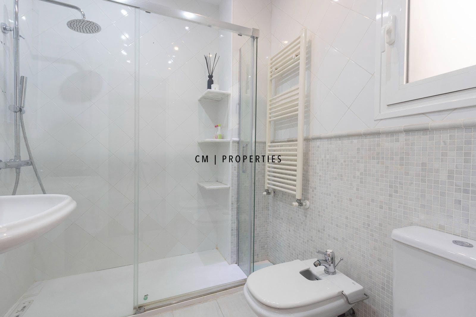 2 bedroom Flat for rent in Valencia city with garage - € 1,900 (Ref: 10051987)