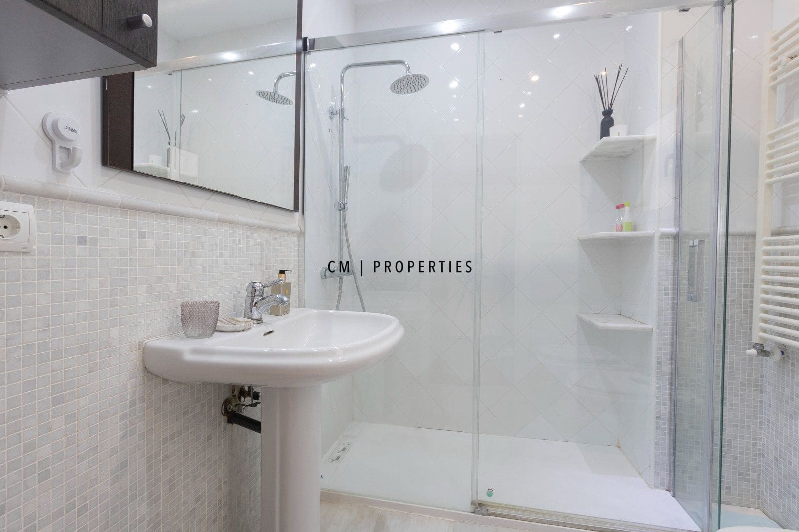 2 bedroom Flat for rent in Valencia city with garage - € 1,900 (Ref: 10051987)