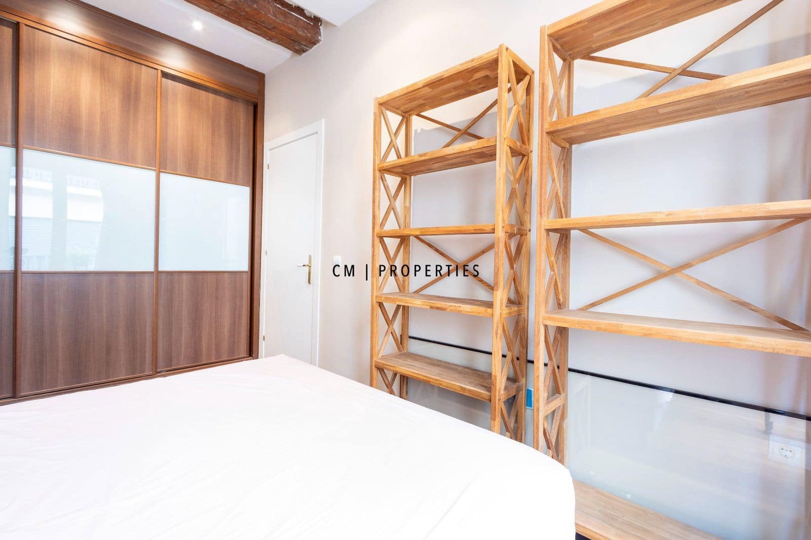 2 bedroom Flat for rent in Valencia city with garage - € 1,900 (Ref: 10051987)