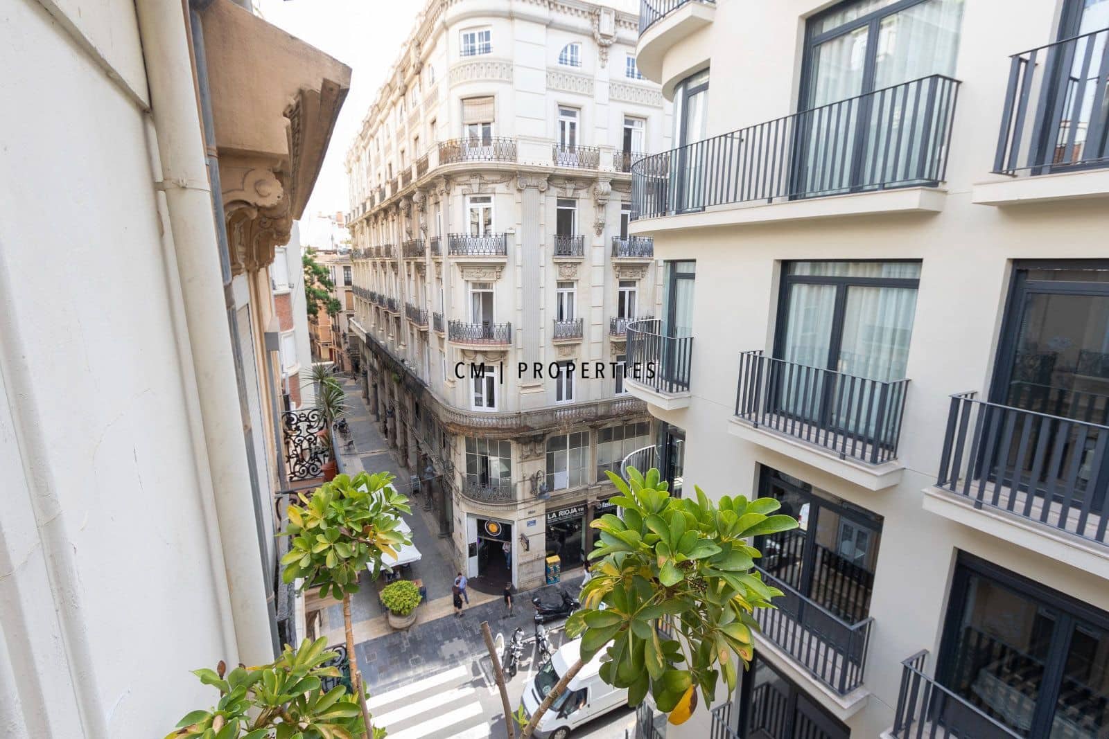 2 bedroom Flat for rent in Valencia city with garage - € 1,900 (Ref: 10051987)