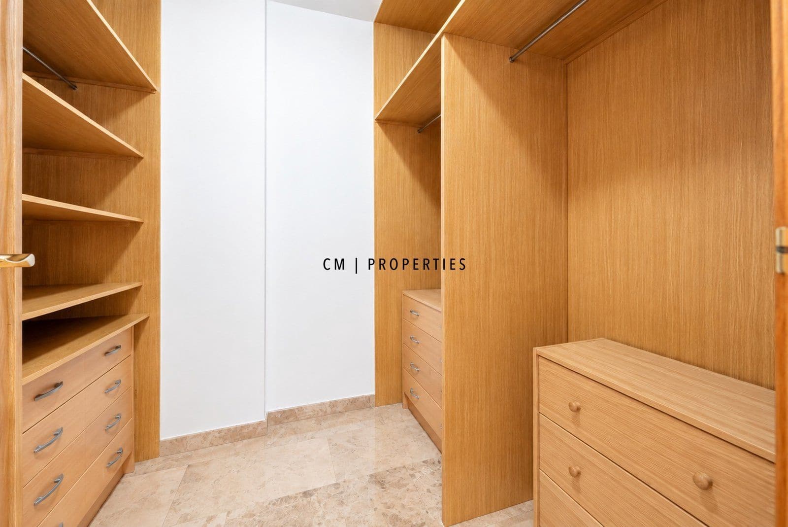3 slaapkamer Flat te huur in Valencia stad met zwembad garage - € 2.495 (Ref: 10080203)