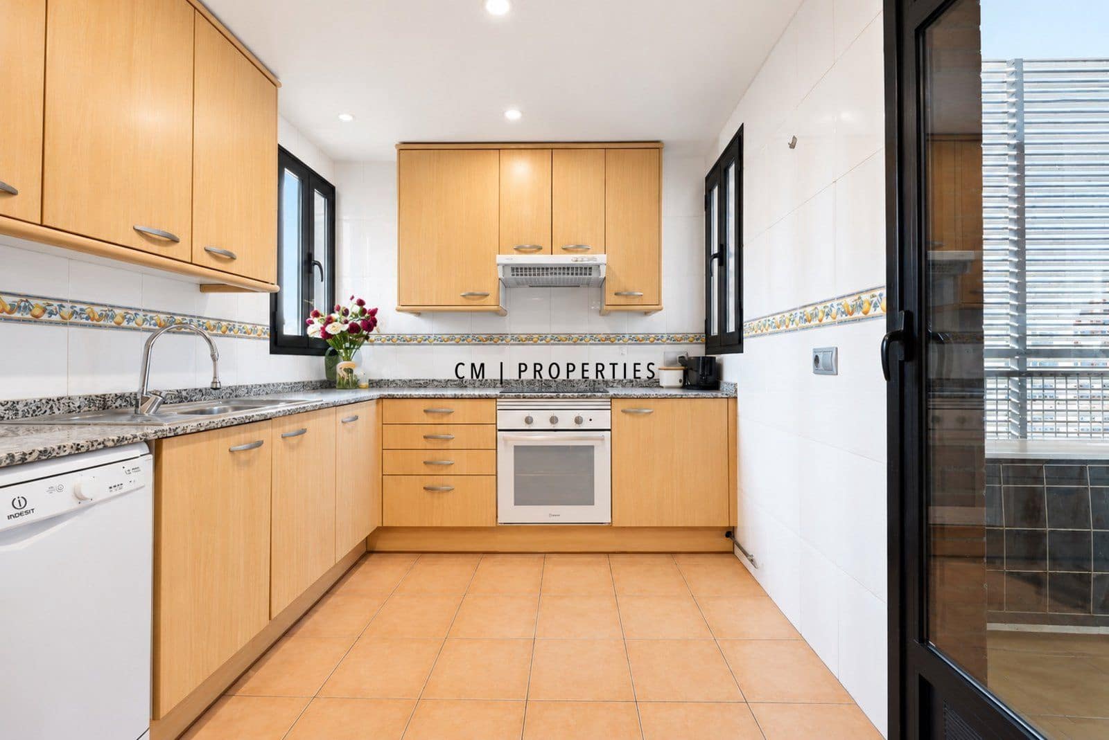 3 slaapkamer Flat te huur in Valencia stad met zwembad garage - € 2.495 (Ref: 10080203)