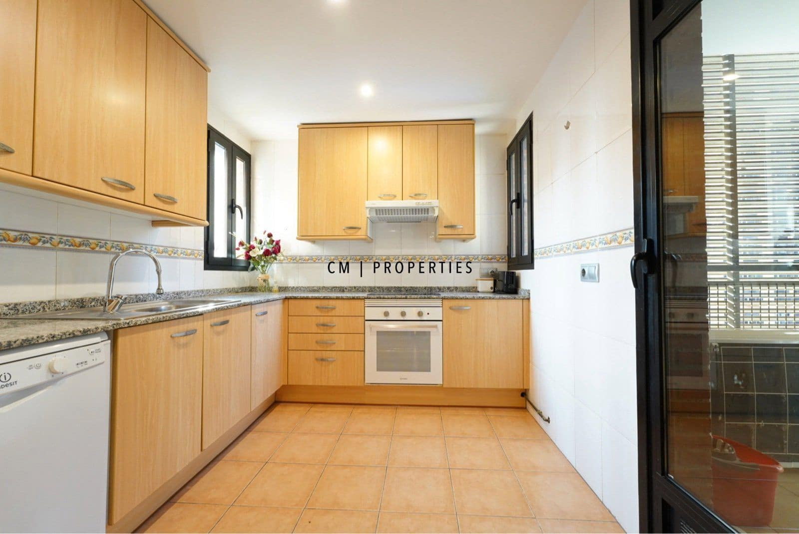 3 slaapkamer Flat te huur in Valencia stad met zwembad garage - € 2.495 (Ref: 10080203)