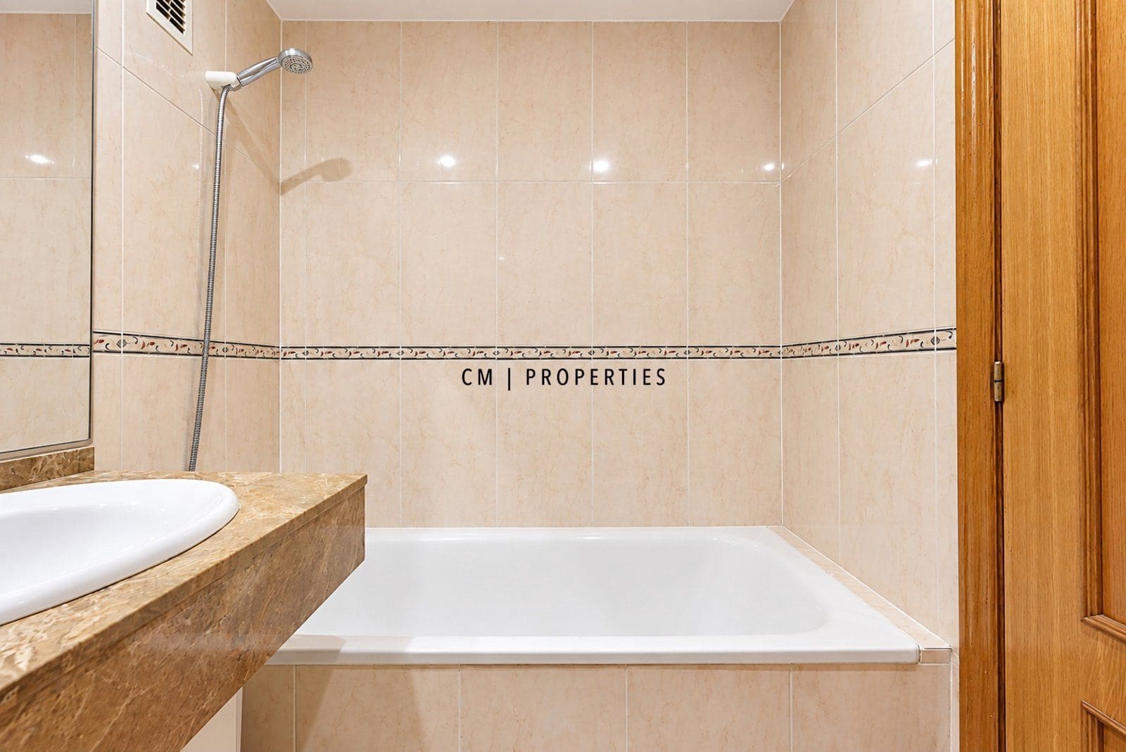 3 slaapkamer Flat te huur in Valencia stad met zwembad garage - € 2.495 (Ref: 10080203)