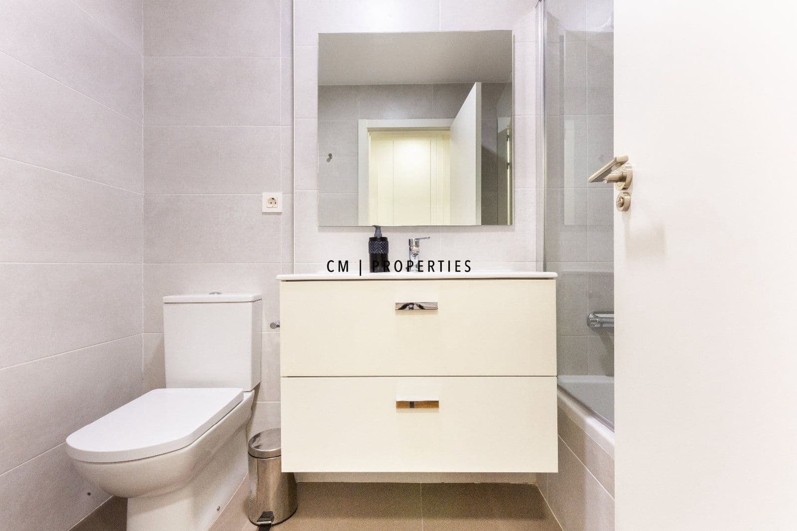 Piso de 3 habitaciones en València ciudad en alquiler con garaje - 2.000 € (Ref: 10111062)