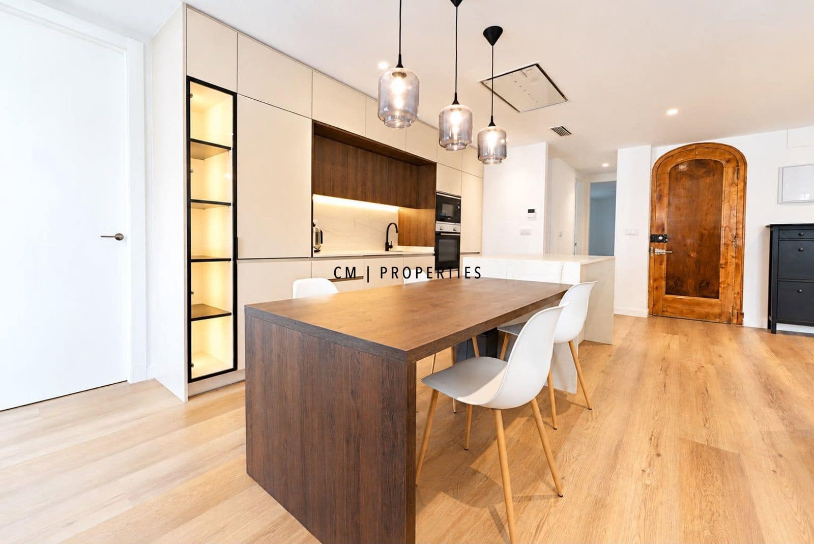 3 bedroom Flat for rent in Valencia city - € 2,800 (Ref: 10113287)