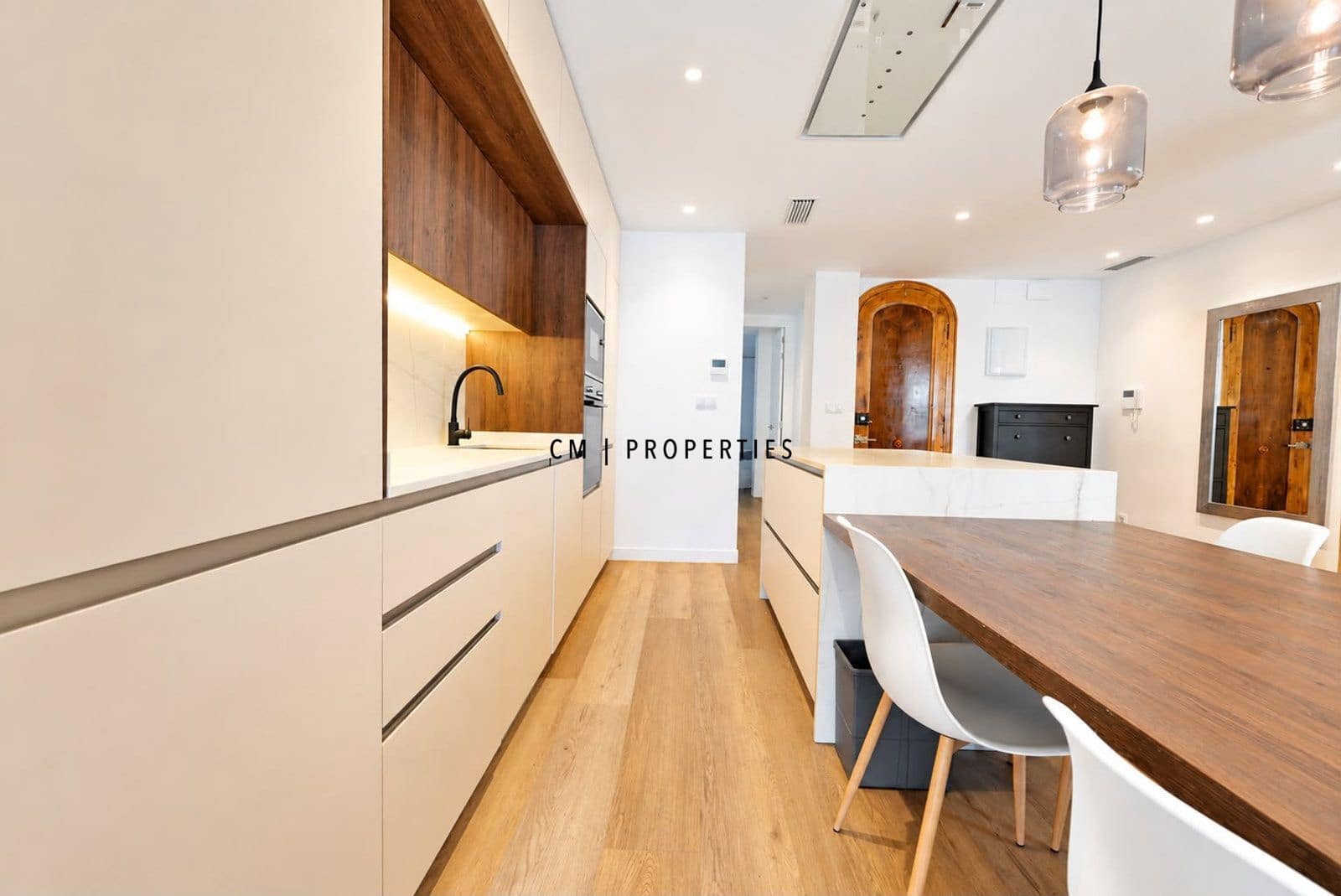 3 bedroom Flat for rent in Valencia city - € 2,800 (Ref: 10113287)