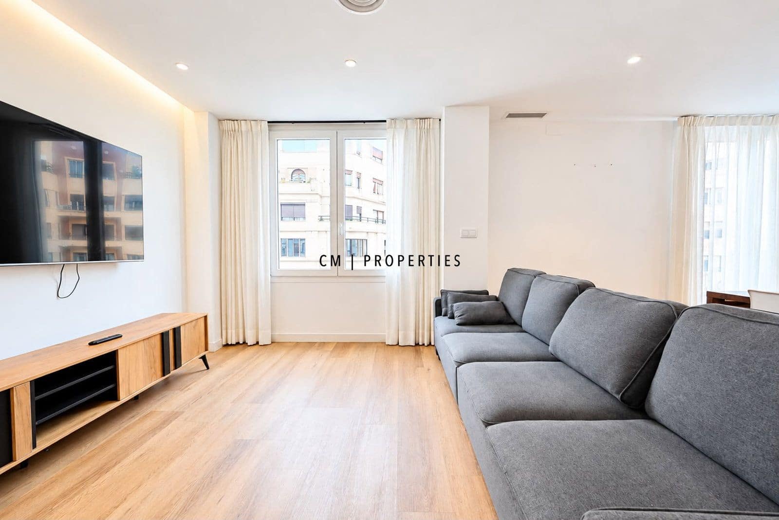 3 bedroom Flat for rent in Valencia city - € 2,800 (Ref: 10113287)
