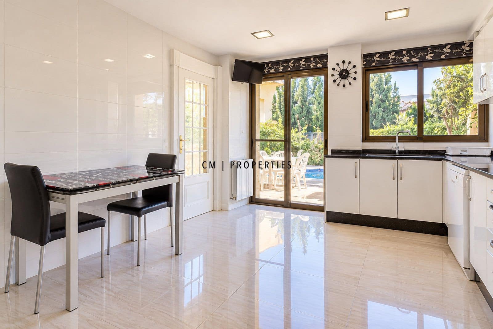 5 bedroom Townhouse for rent in Picanya with pool garage - € 3,000 (Ref: 10127546)