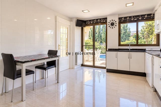 5 bedroom Townhouse for rent in Picanya with pool garage - € 3,000 (Ref: 10127546)