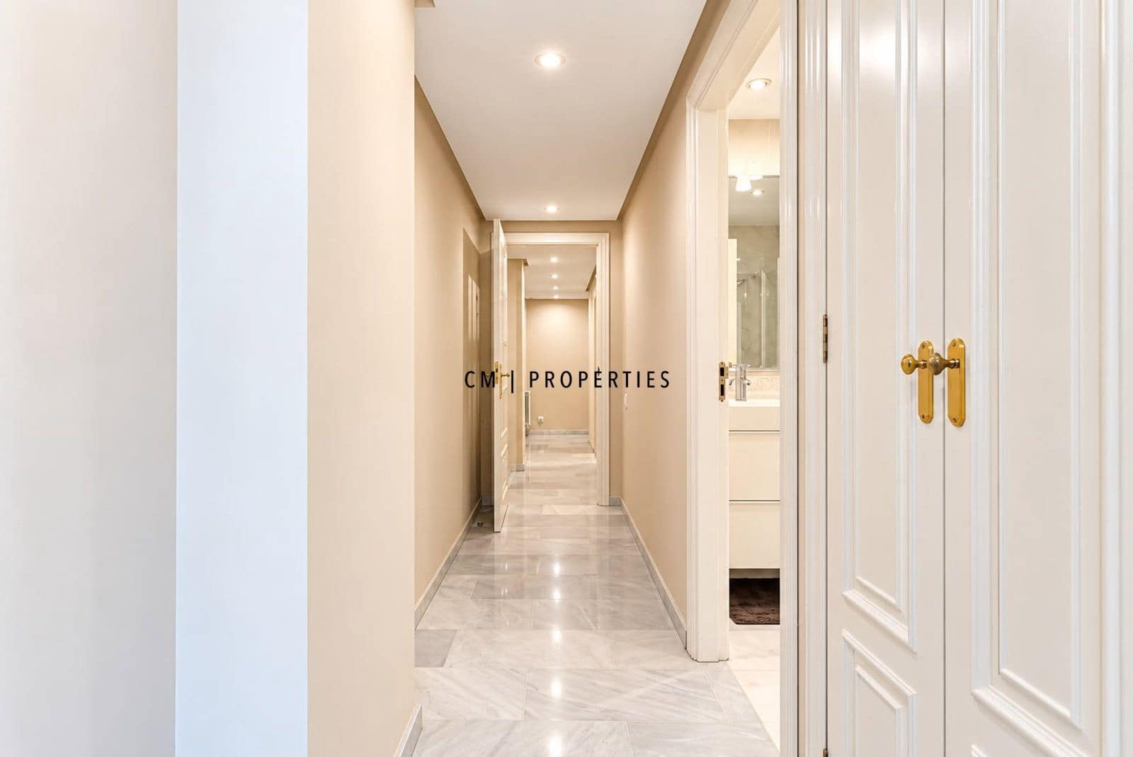 2 bedroom Flat for rent in Valencia city with garage - € 2,400 (Ref: 10165823)