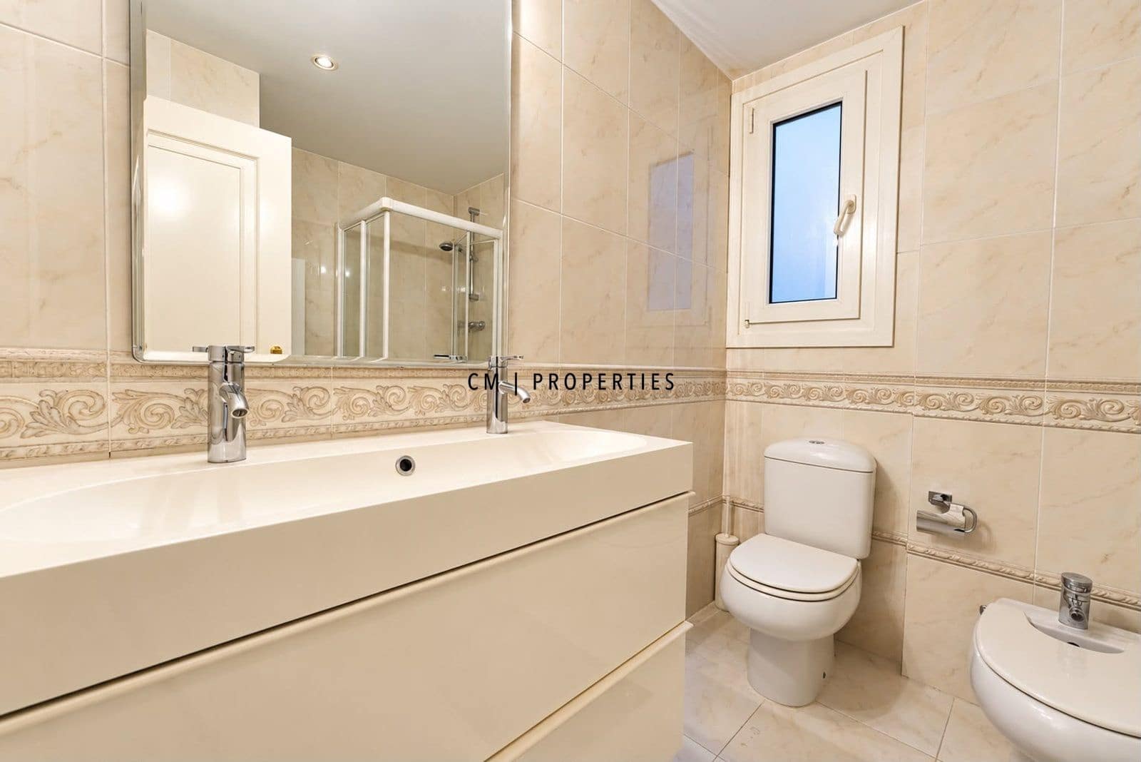 2 bedroom Flat for rent in Valencia city with garage - € 2,400 (Ref: 10165823)