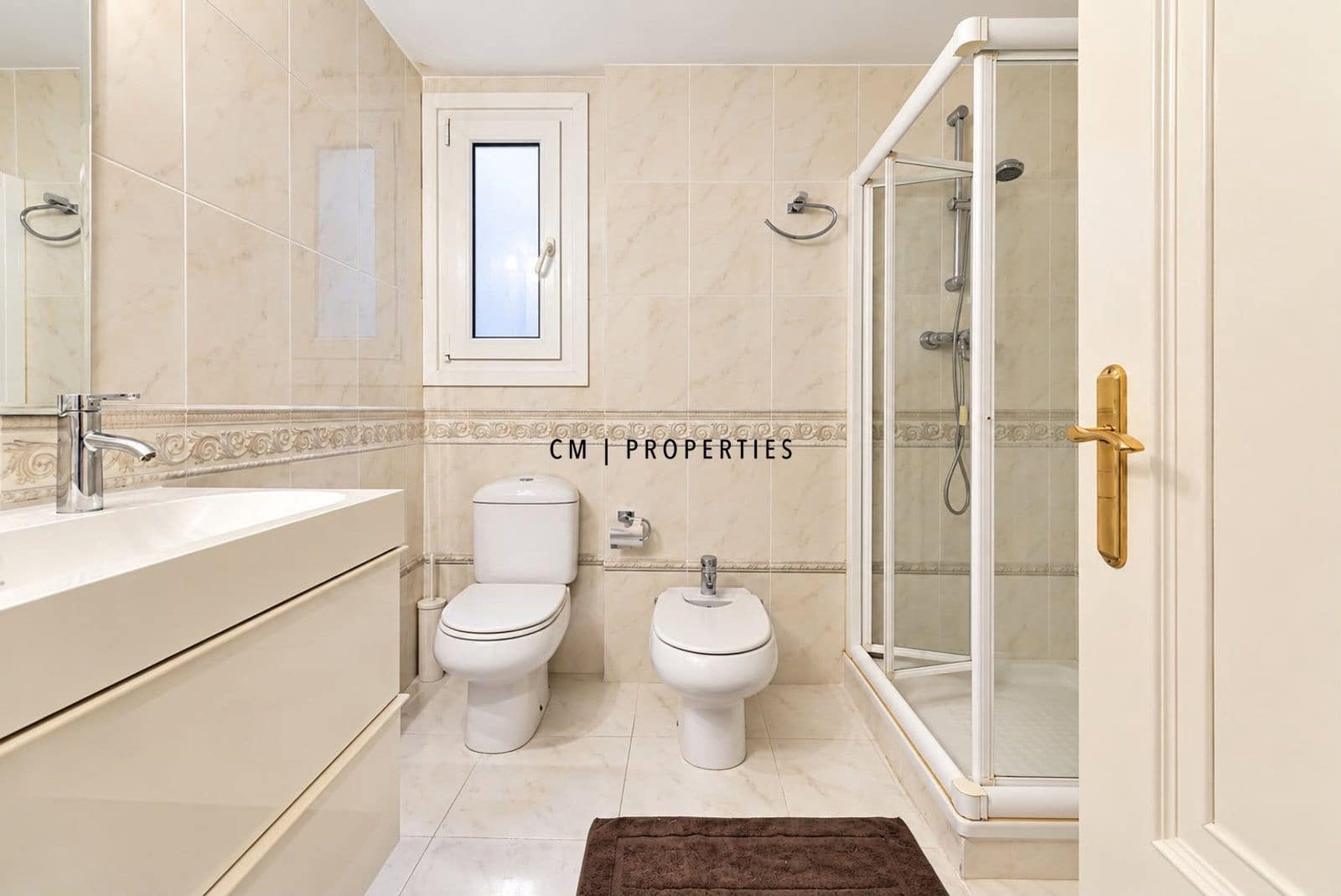 2 bedroom Flat for rent in Valencia city with garage - € 2,400 (Ref: 10165823)