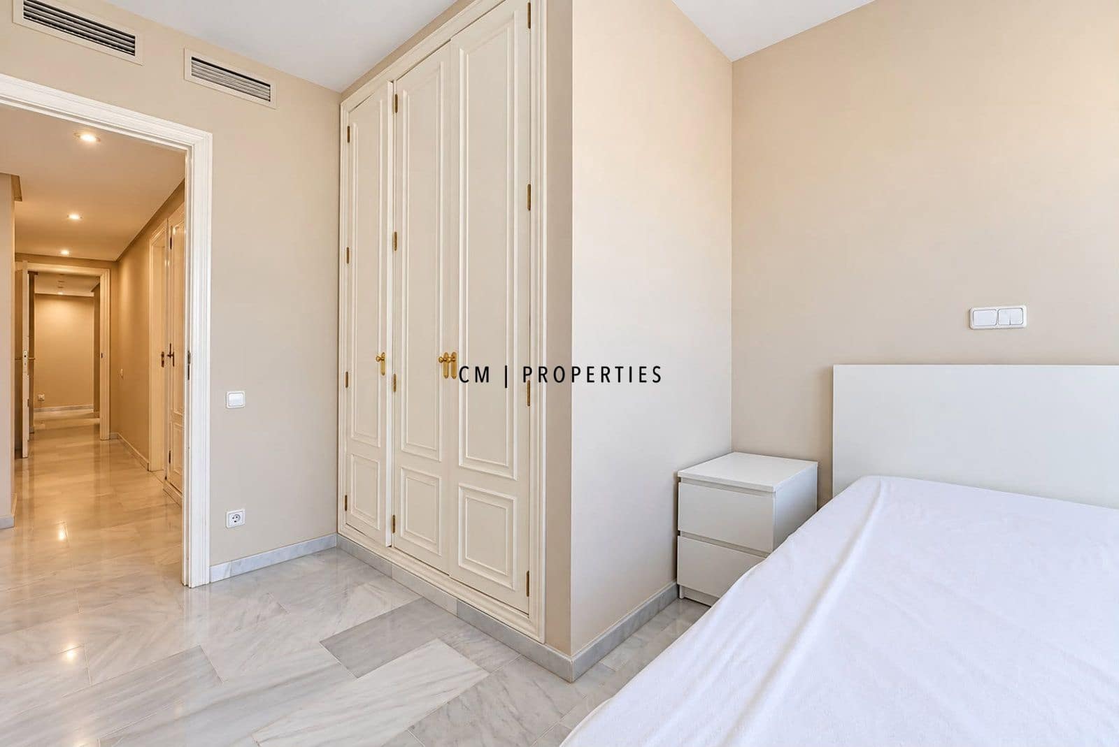 2 bedroom Flat for rent in Valencia city with garage - € 2,400 (Ref: 10165823)