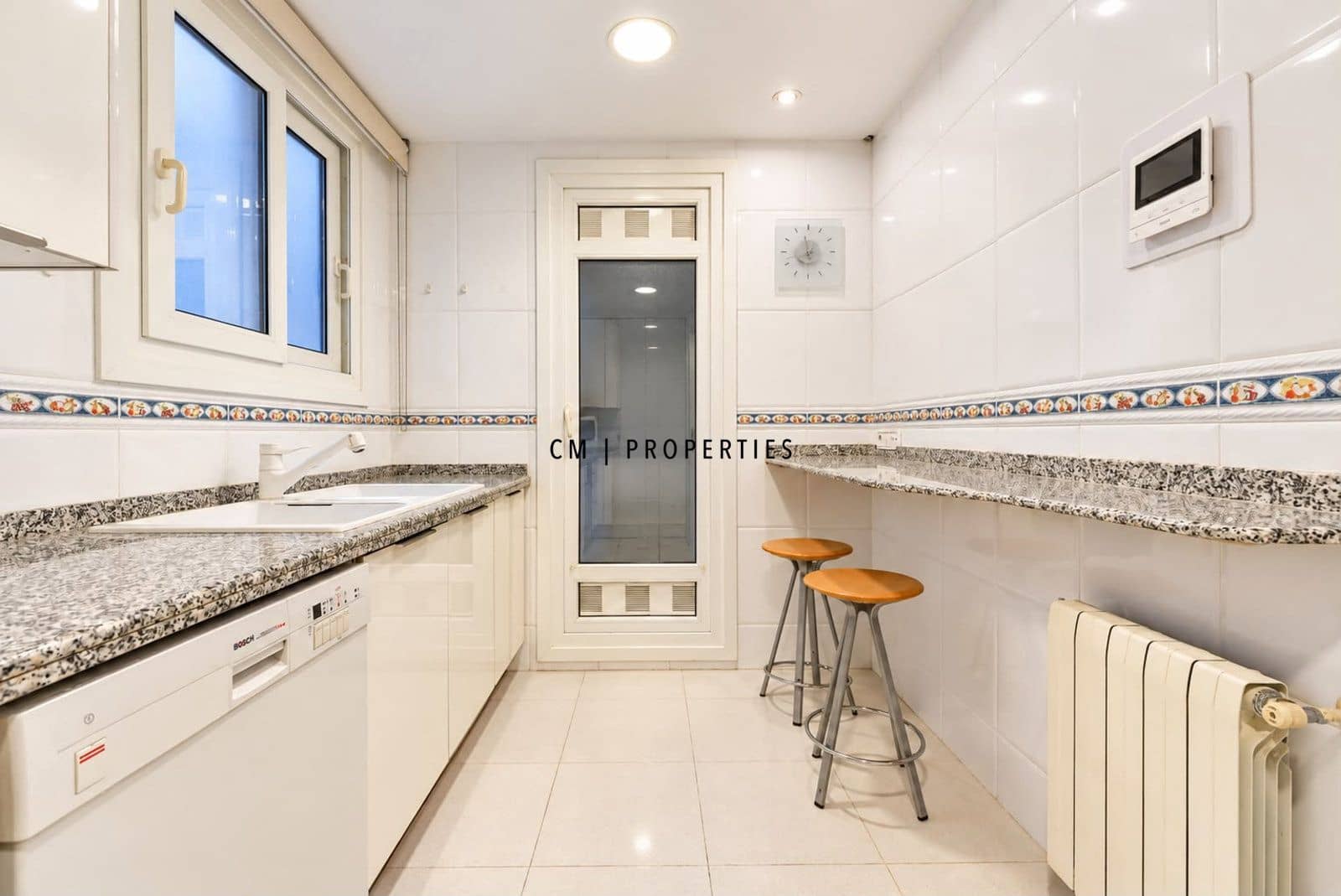 2 bedroom Flat for rent in Valencia city with garage - € 2,400 (Ref: 10165823)