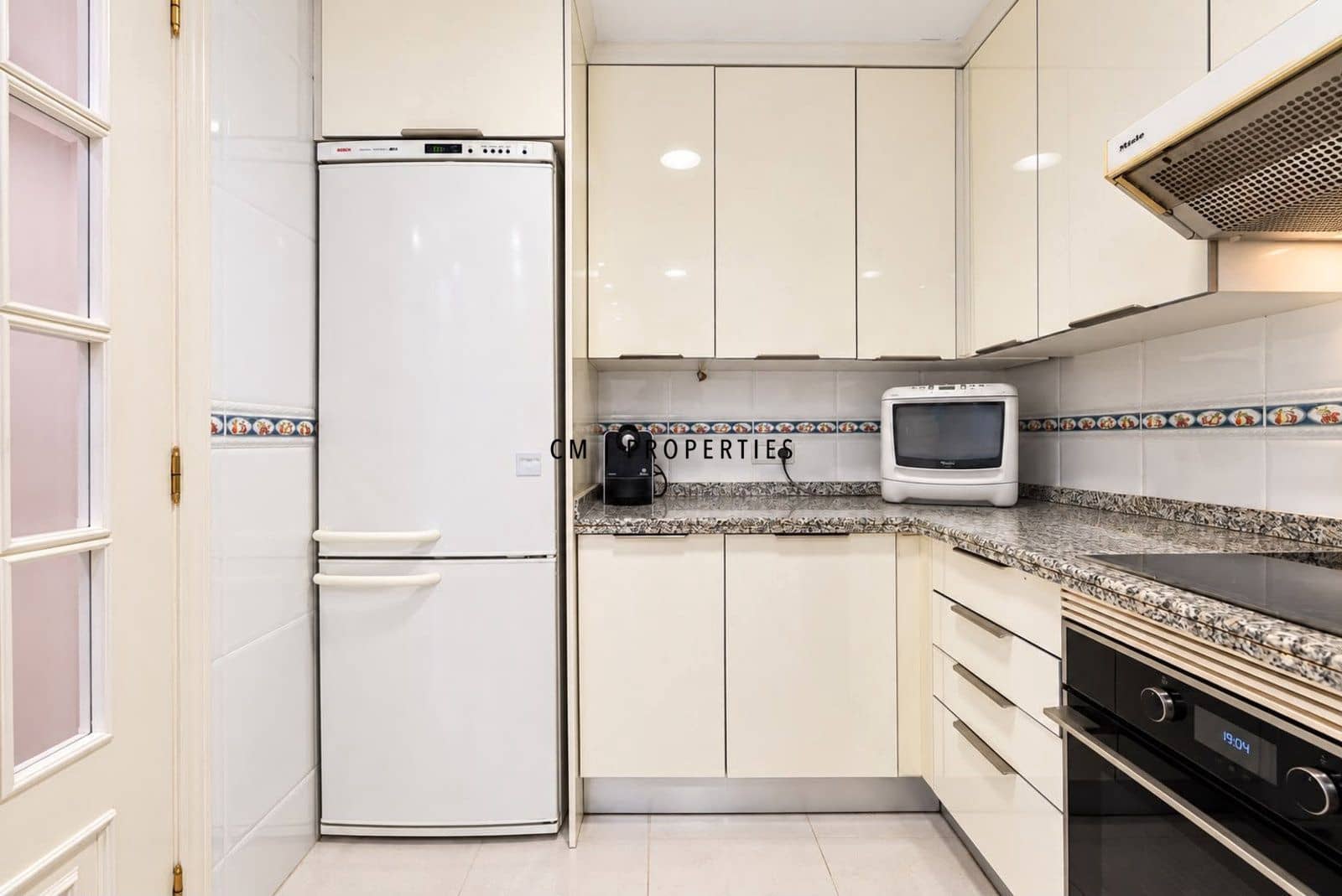 2 bedroom Flat for rent in Valencia city with garage - € 2,400 (Ref: 10165823)