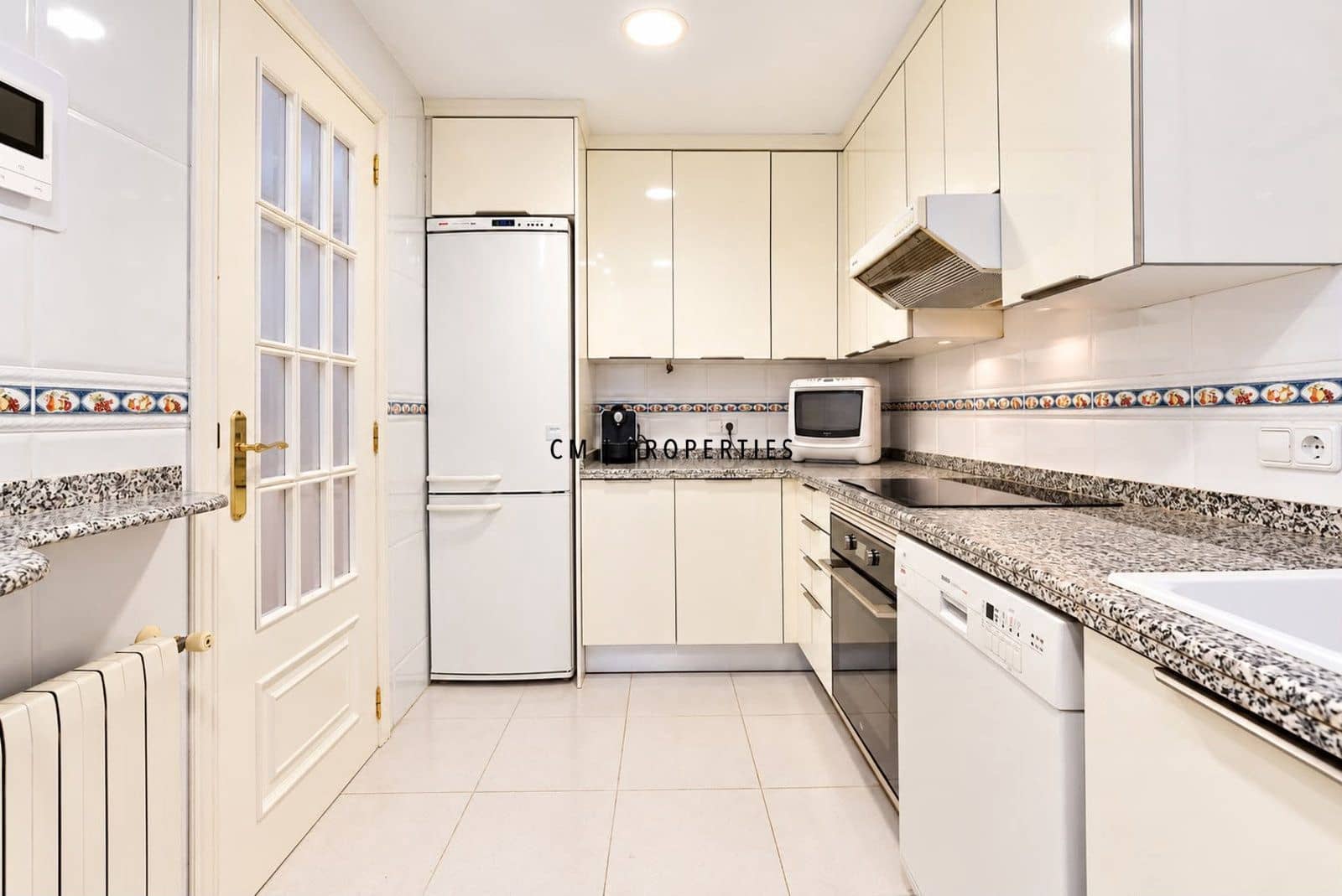 2 bedroom Flat for rent in Valencia city with garage - € 2,400 (Ref: 10165823)