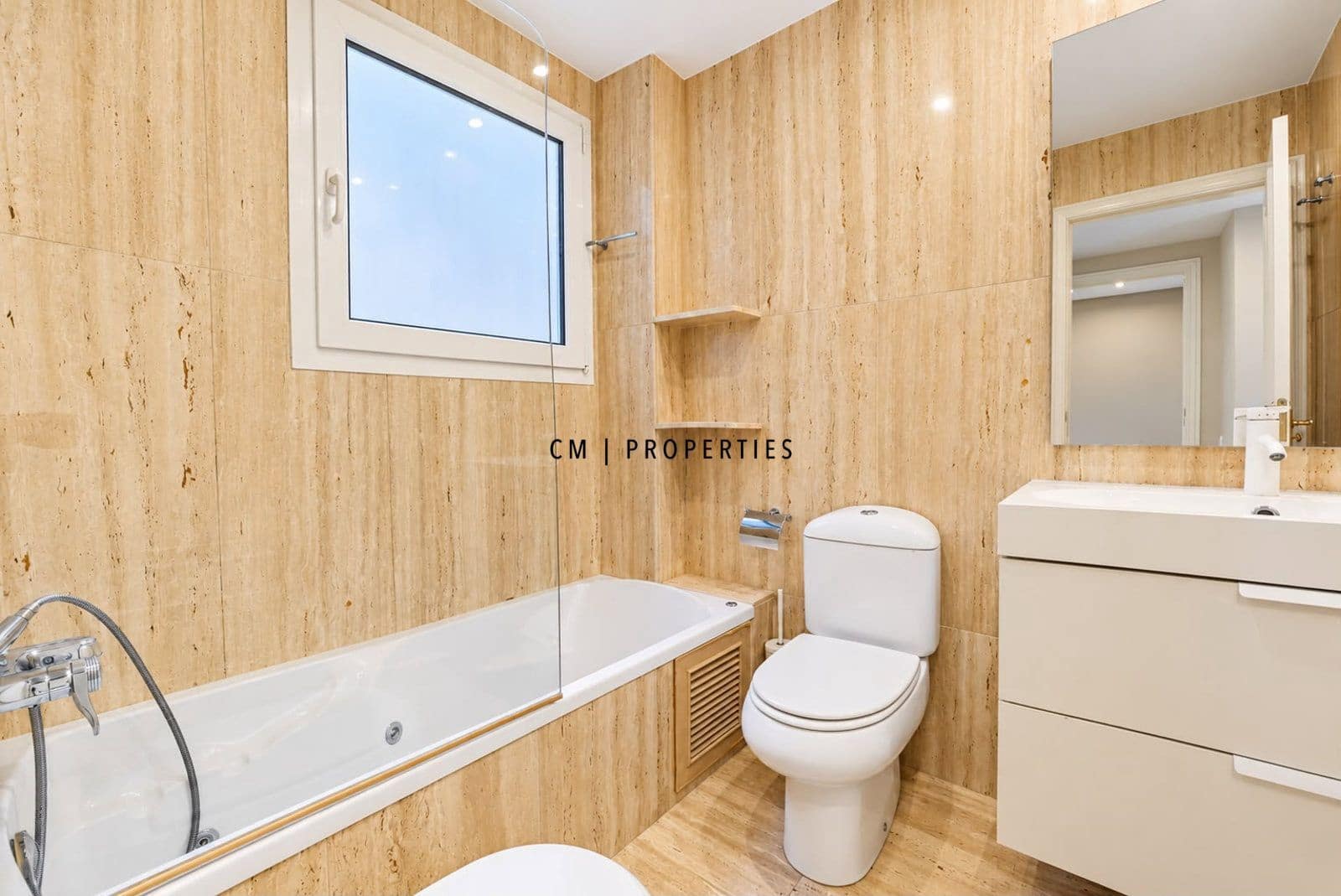 2 bedroom Flat for rent in Valencia city with garage - € 2,400 (Ref: 10165823)