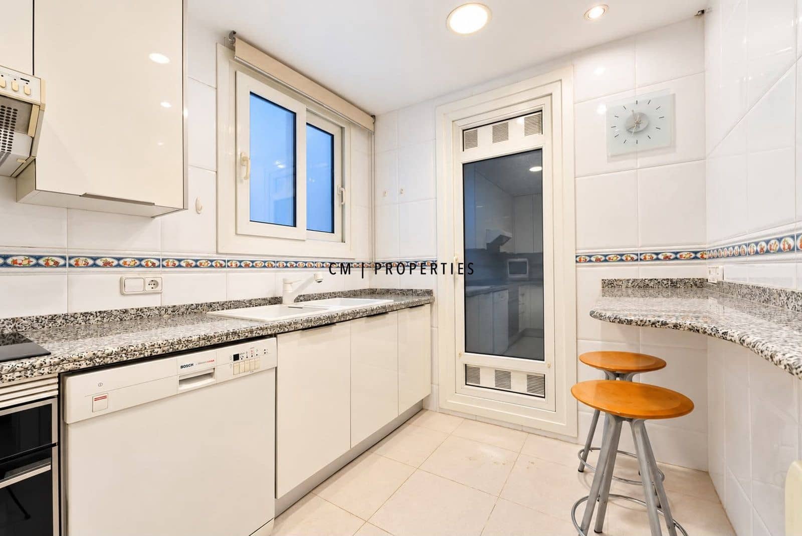 2 bedroom Flat for rent in Valencia city with garage - € 2,400 (Ref: 10165823)