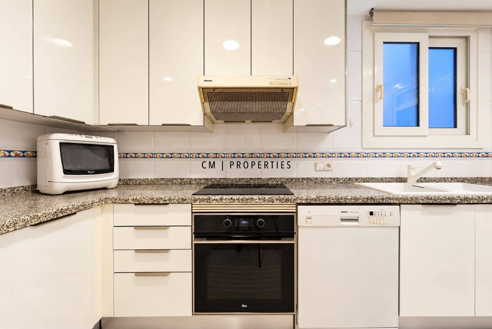 2 bedroom Flat for rent in Valencia city with garage - € 2,400 (Ref: 10165823)