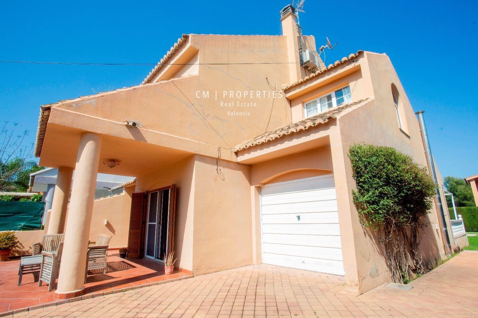 4 bedroom Villa for rent in Paterna with pool garage - € 2,800 (Ref: 8333019)