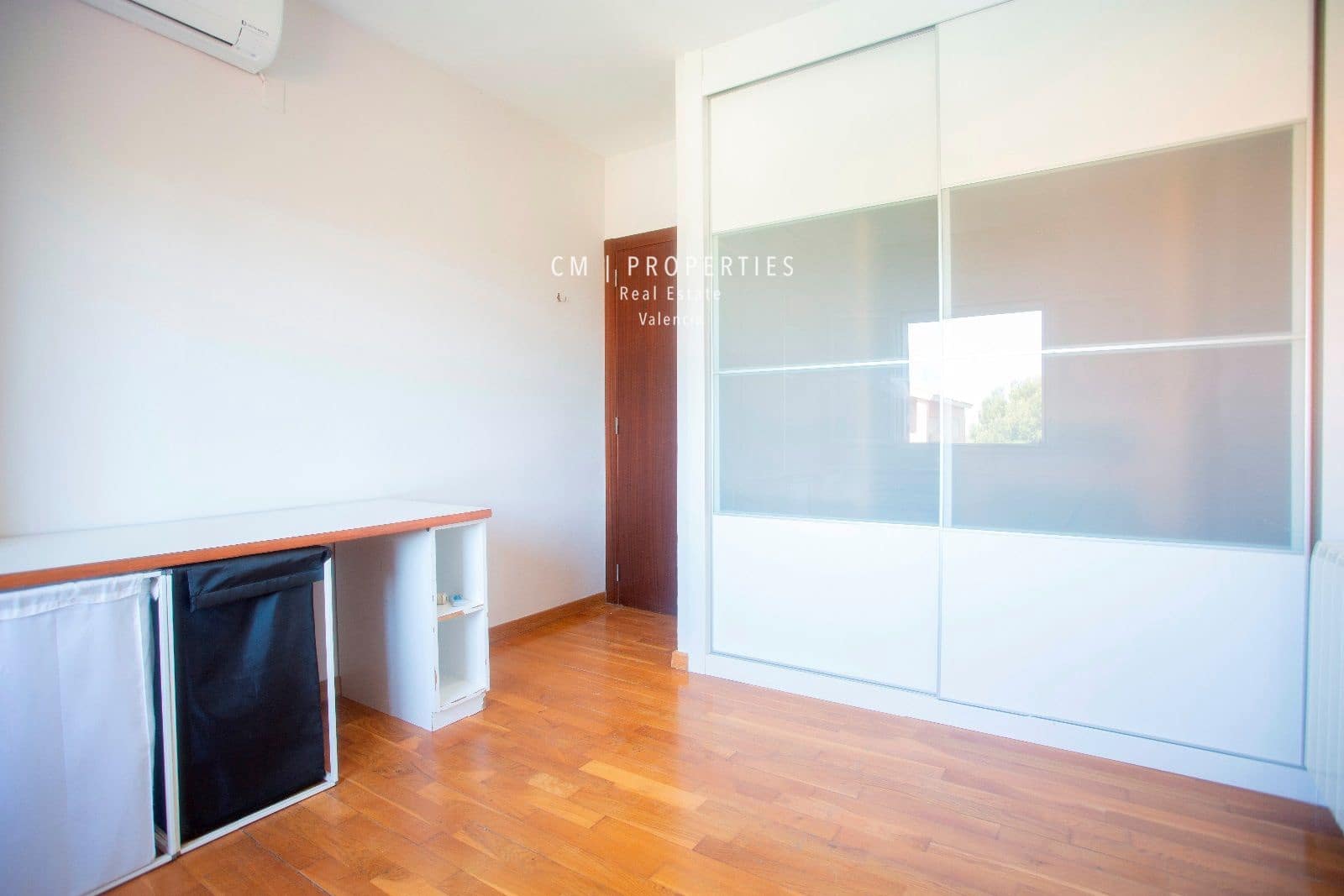 4 bedroom Villa for rent in Paterna with pool garage - € 2,800 (Ref: 8333019)