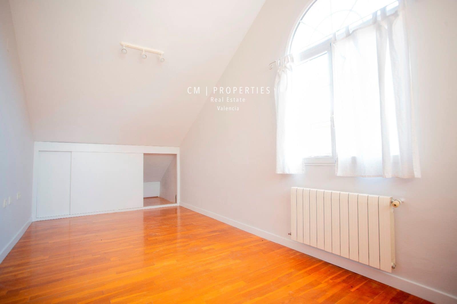4 bedroom Villa for rent in Paterna with pool garage - € 2,800 (Ref: 8333019)
