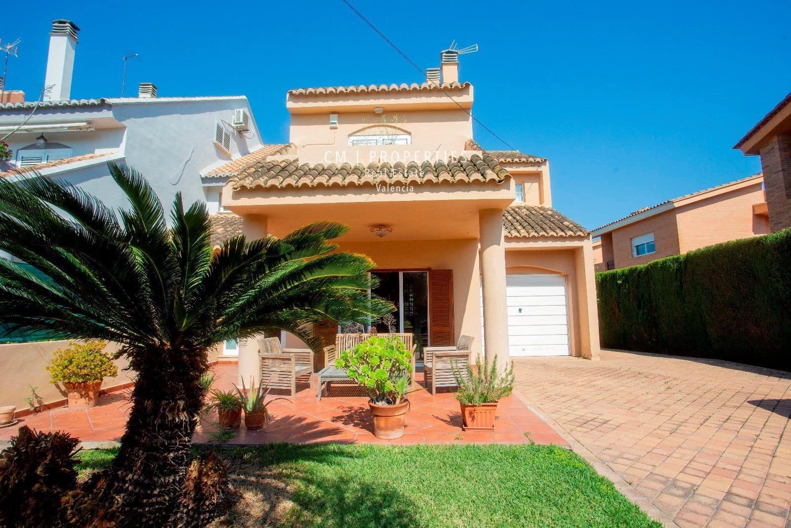 4 bedroom Villa for rent in Paterna with pool garage - € 2,800 (Ref: 8333019)
