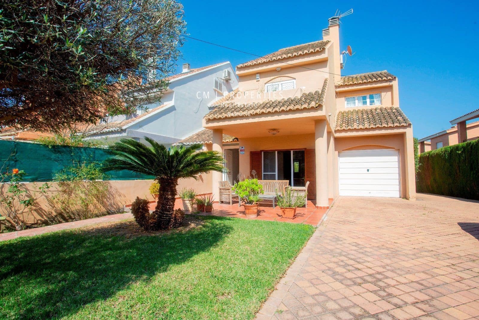 4 bedroom Villa for rent in Paterna with pool garage - € 2,800 (Ref: 8333019)