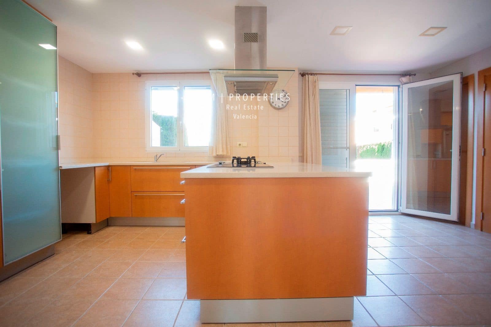 4 bedroom Villa for rent in Paterna with pool garage - € 2,800 (Ref: 8333019)