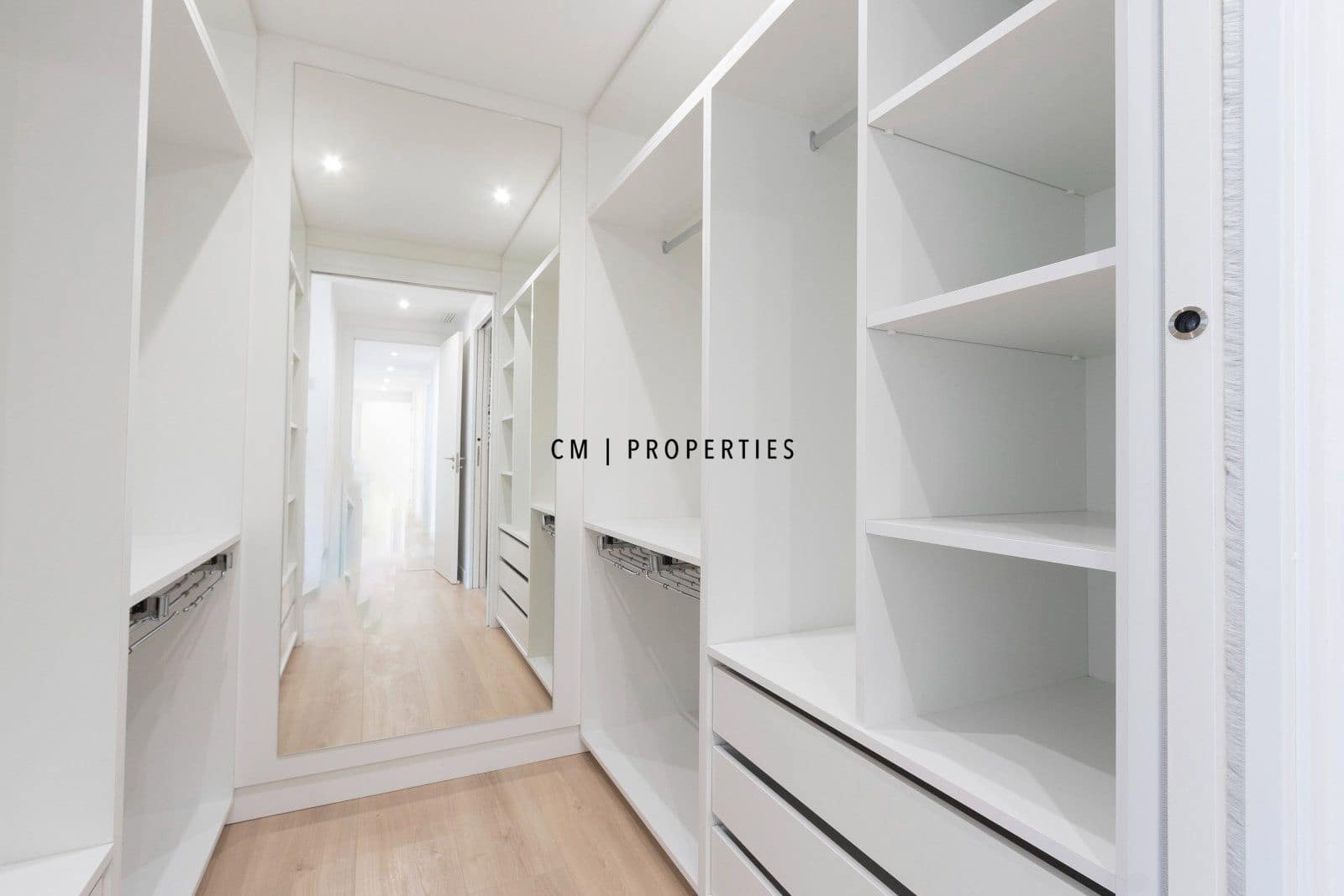 4 bedroom Flat for rent in Valencia city with pool garage - € 4,500 (Ref: 8345902)