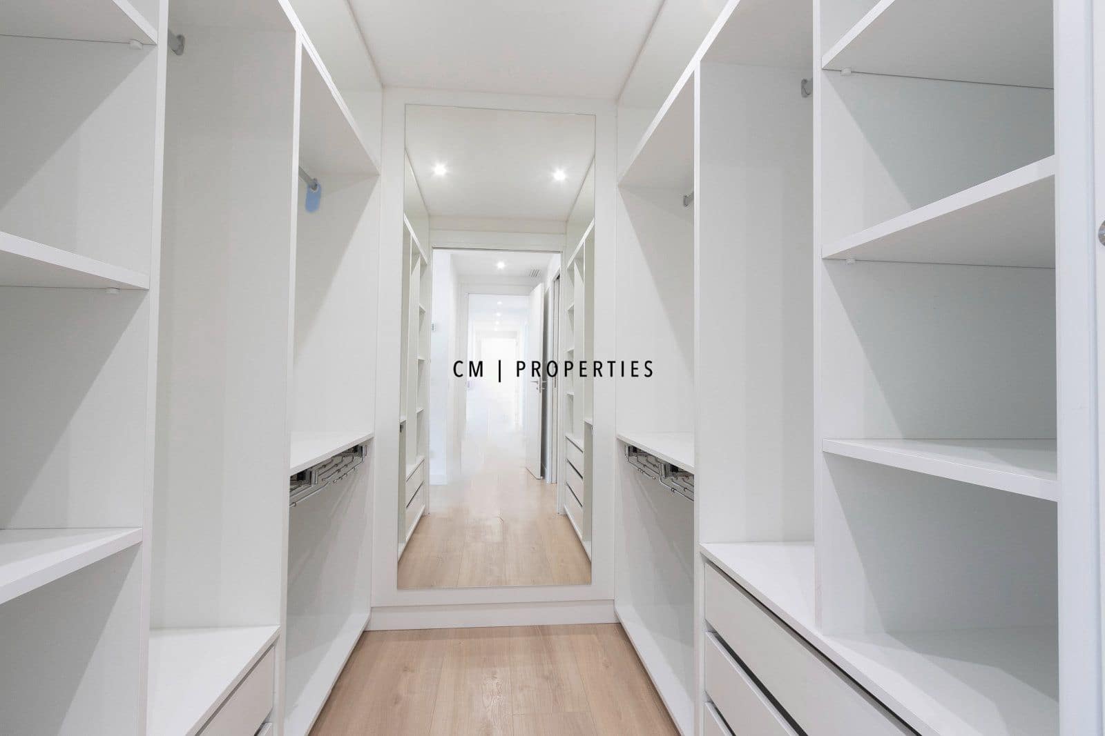 4 bedroom Flat for rent in Valencia city with pool garage - € 4,500 (Ref: 8345902)
