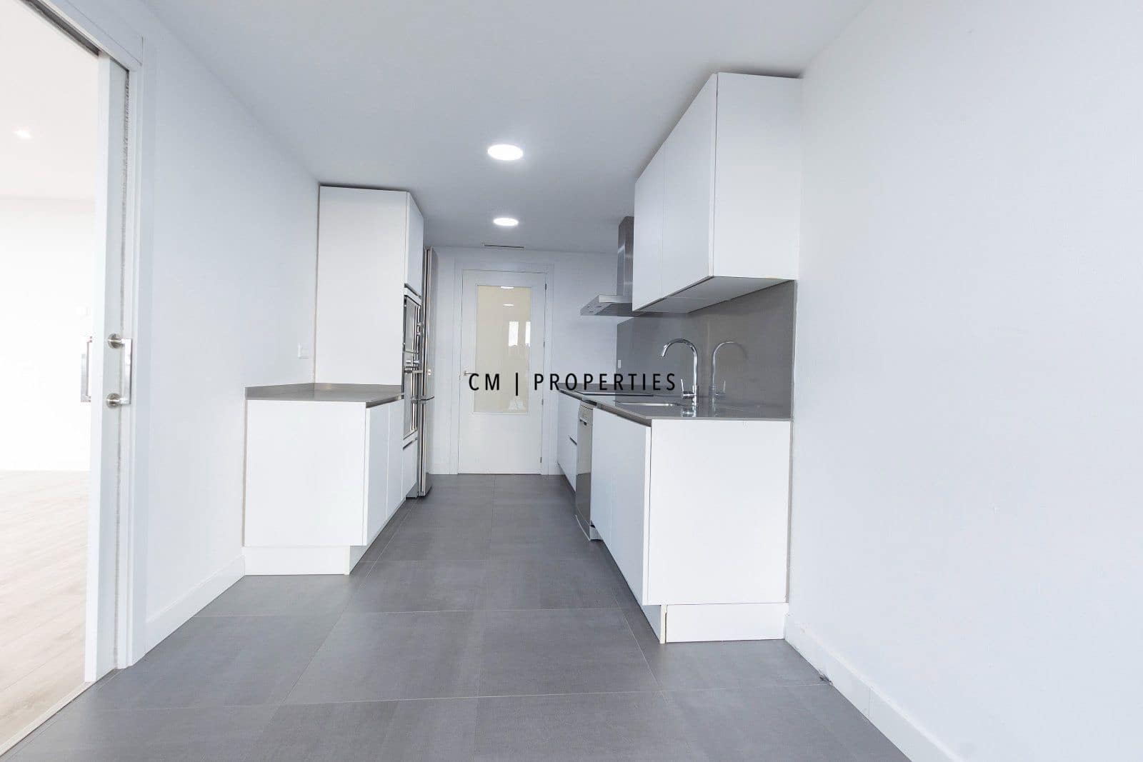 4 bedroom Flat for rent in Valencia city with pool garage - € 4,500 (Ref: 8345902)