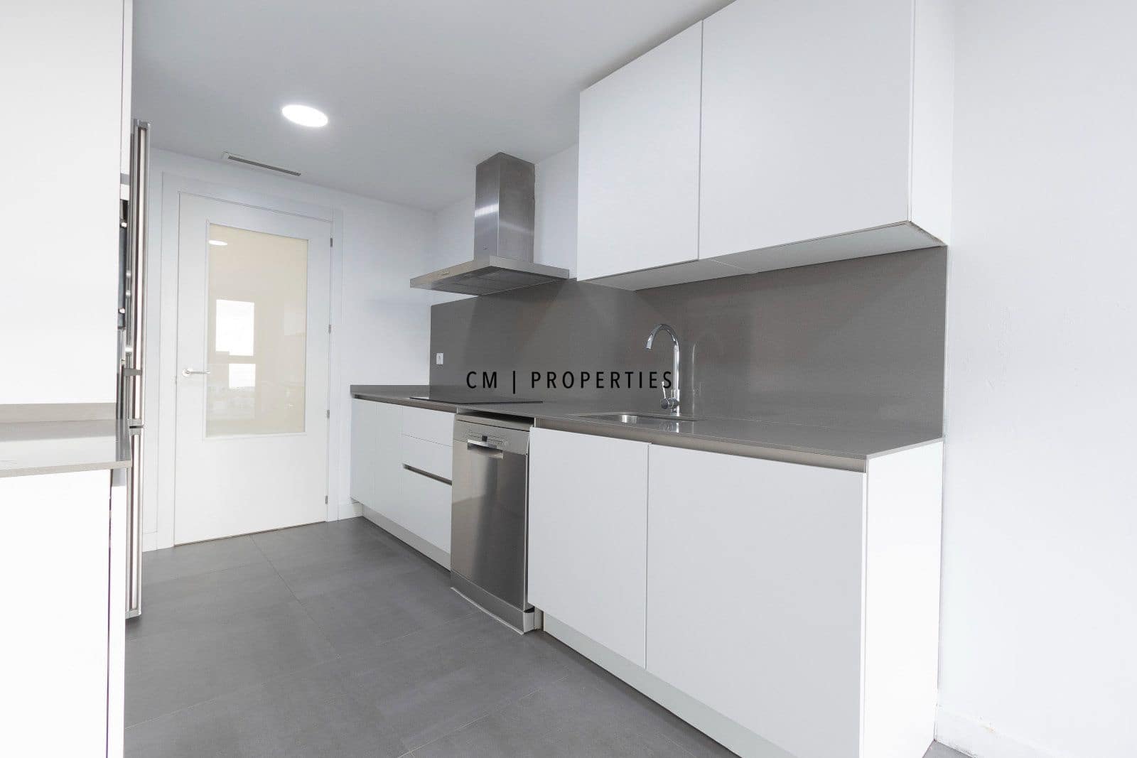 4 bedroom Flat for rent in Valencia city with pool garage - € 4,500 (Ref: 8345902)