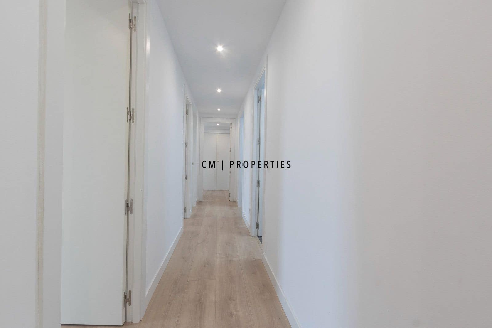 4 bedroom Flat for rent in Valencia city with pool garage - € 4,500 (Ref: 8345902)