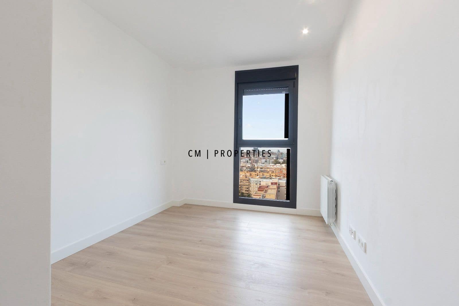 4 bedroom Flat for rent in Valencia city with pool garage - € 4,500 (Ref: 8345902)