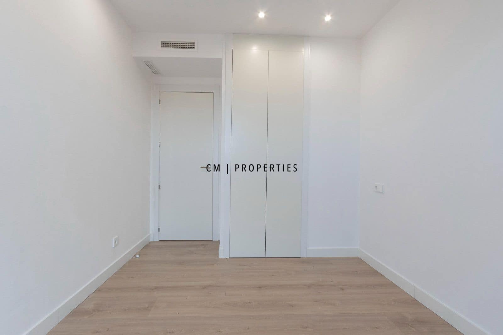 4 bedroom Flat for rent in Valencia city with pool garage - € 4,500 (Ref: 8345902)