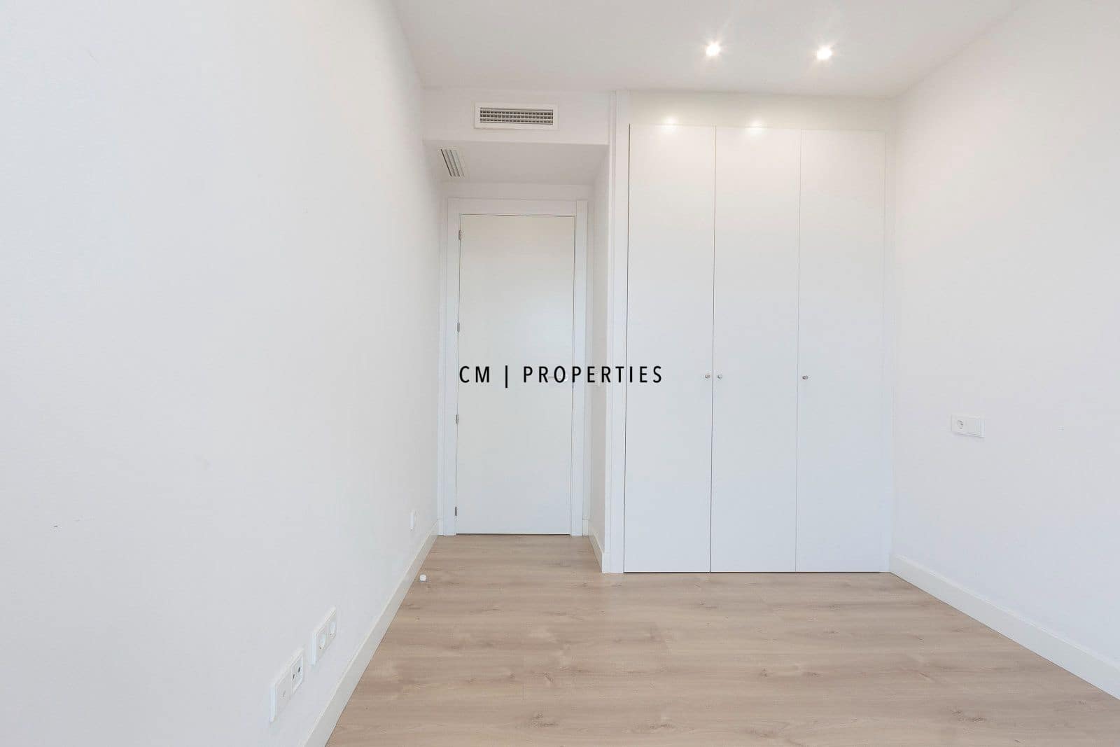 4 bedroom Flat for rent in Valencia city with pool garage - € 4,500 (Ref: 8345902)
