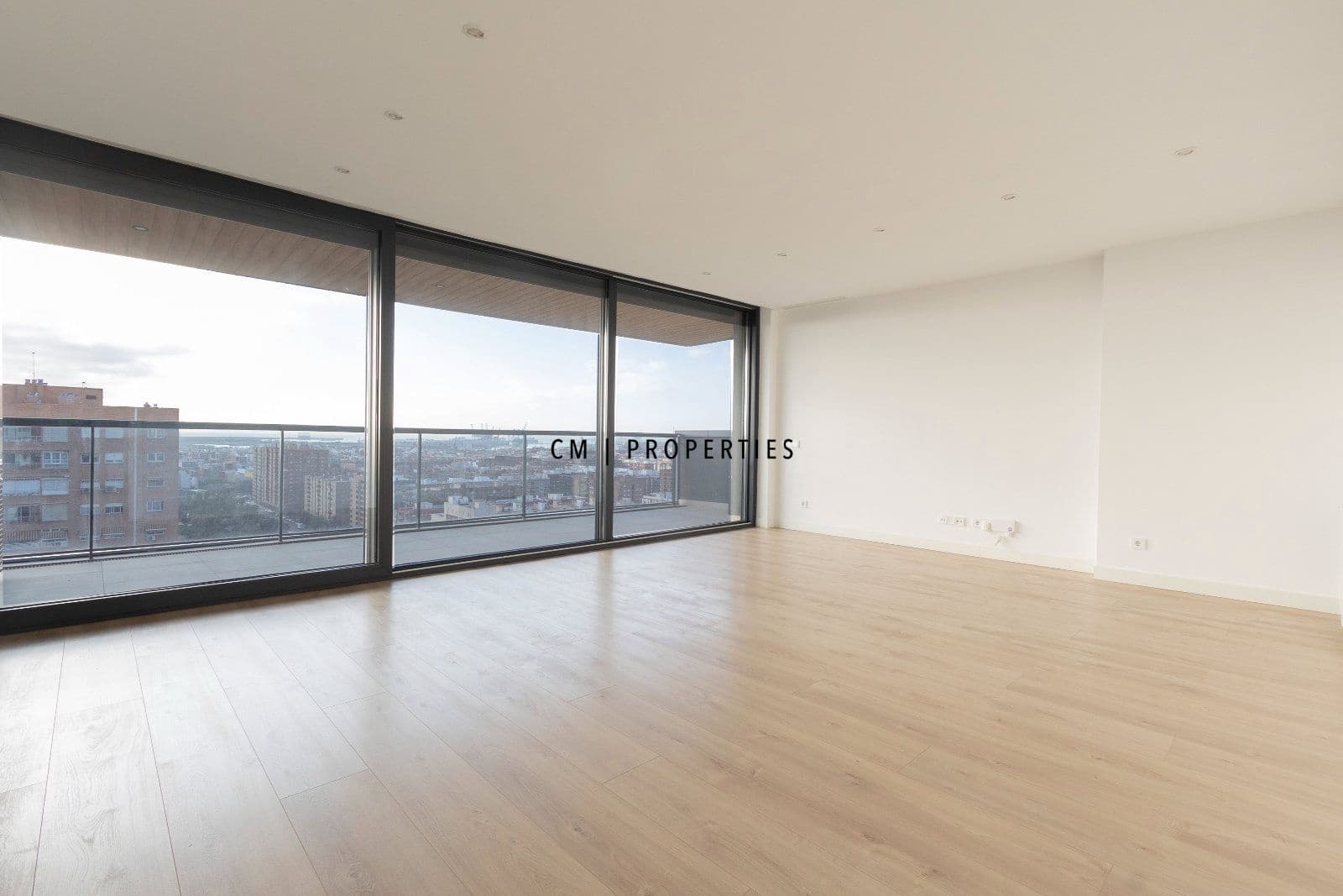 4 bedroom Flat for rent in Valencia city with pool garage - € 4,500 (Ref: 8345902)
