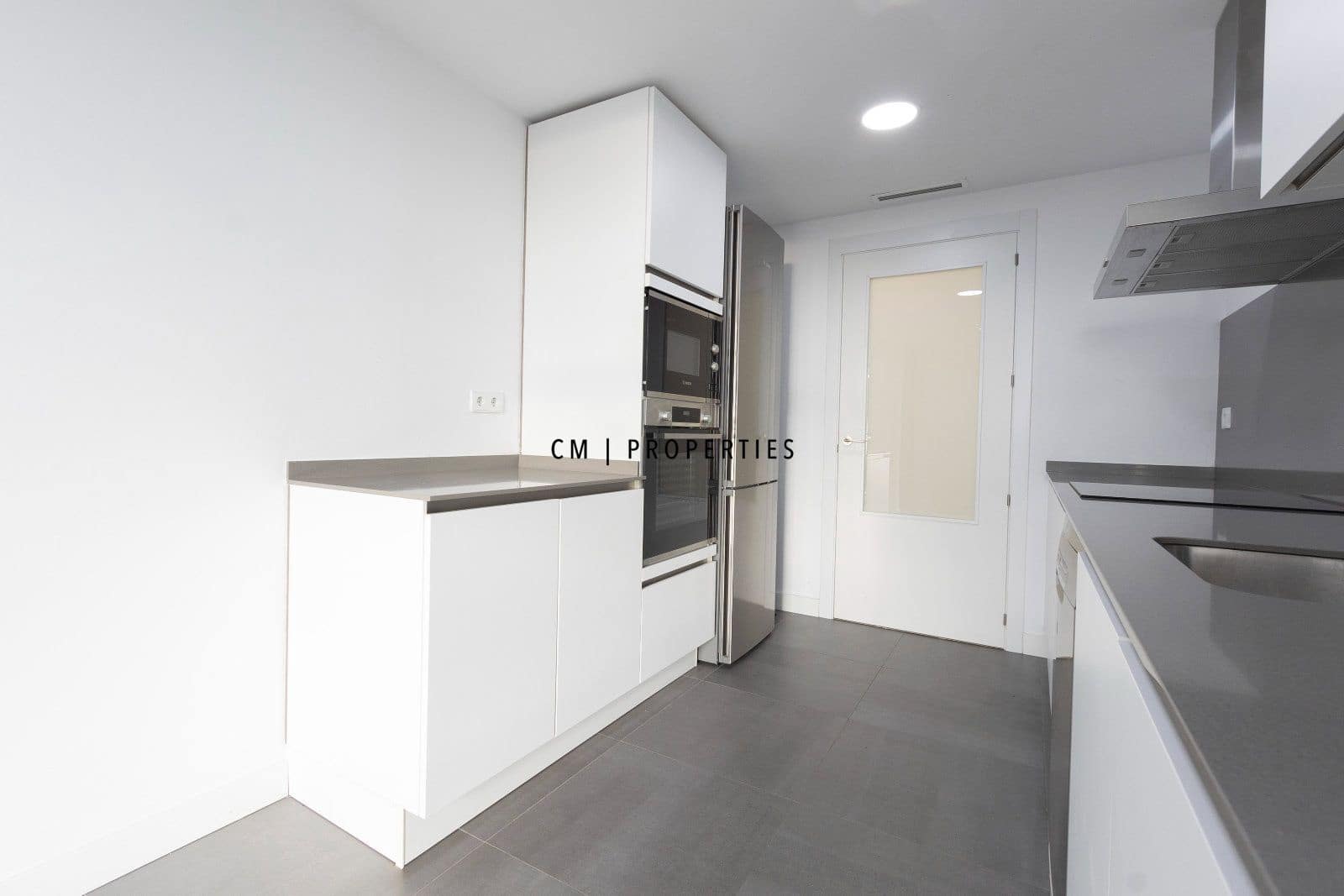 4 bedroom Flat for rent in Valencia city with pool garage - € 4,500 (Ref: 8345902)