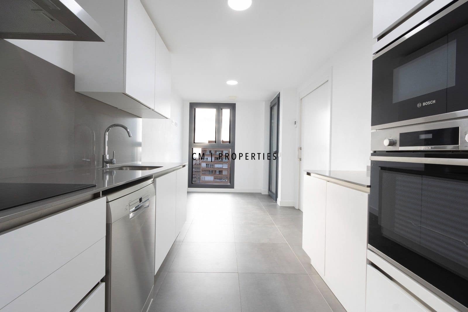 4 bedroom Flat for rent in Valencia city with pool garage - € 4,500 (Ref: 8345902)