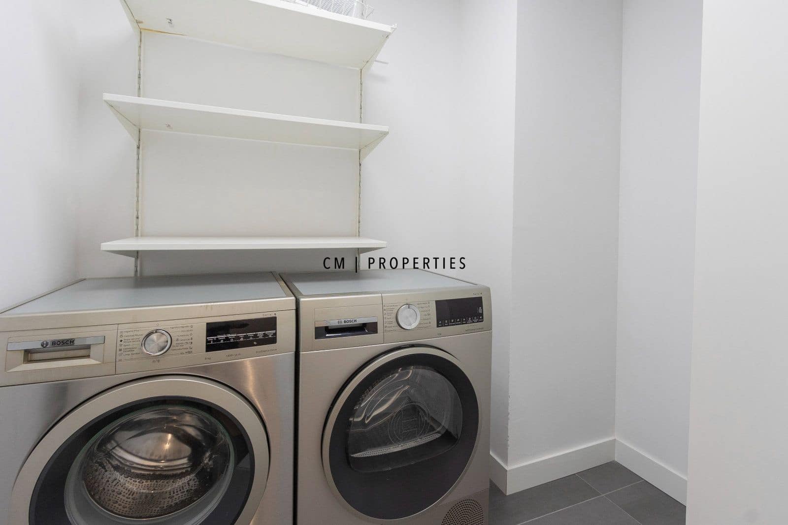 4 bedroom Flat for rent in Valencia city with pool garage - € 4,500 (Ref: 8345902)