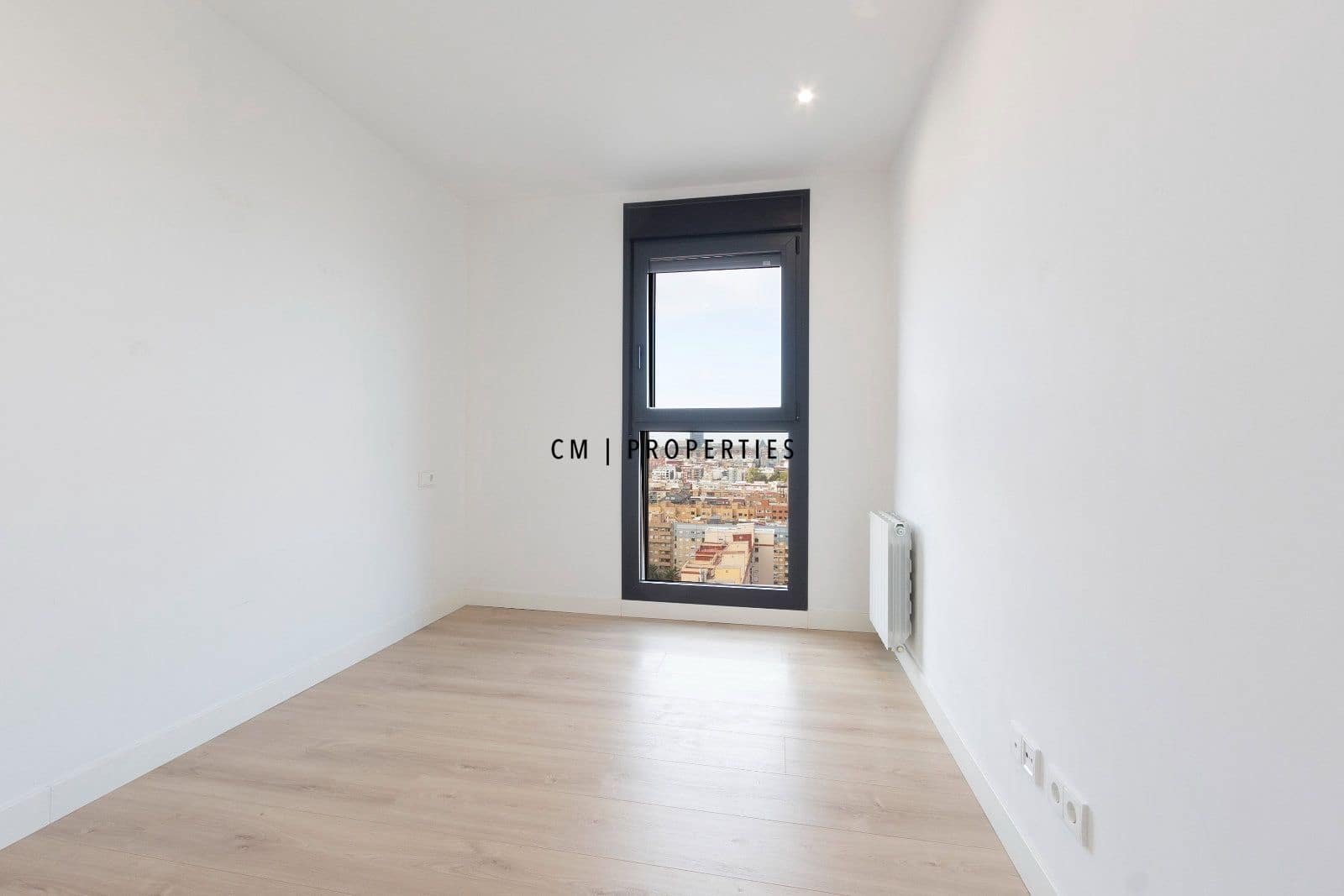 4 bedroom Flat for rent in Valencia city with pool garage - € 4,500 (Ref: 8345902)