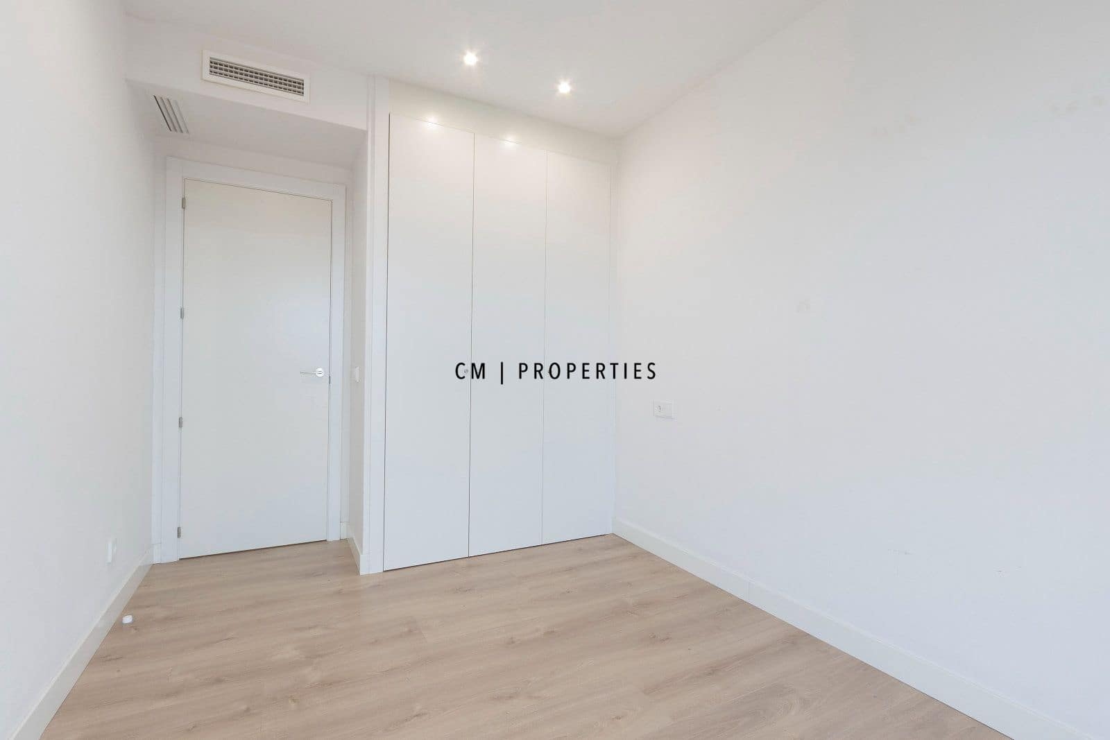 4 bedroom Flat for rent in Valencia city with pool garage - € 4,500 (Ref: 8345902)