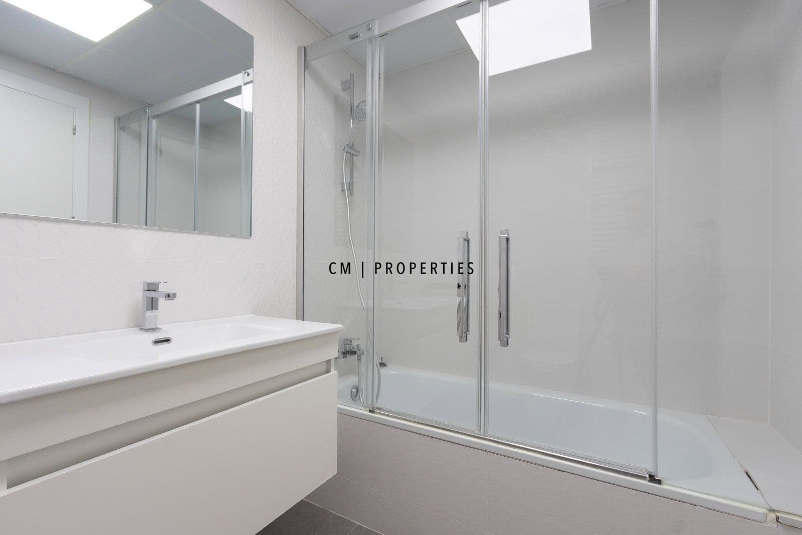 4 bedroom Flat for rent in Valencia city with pool garage - € 4,500 (Ref: 8345902)