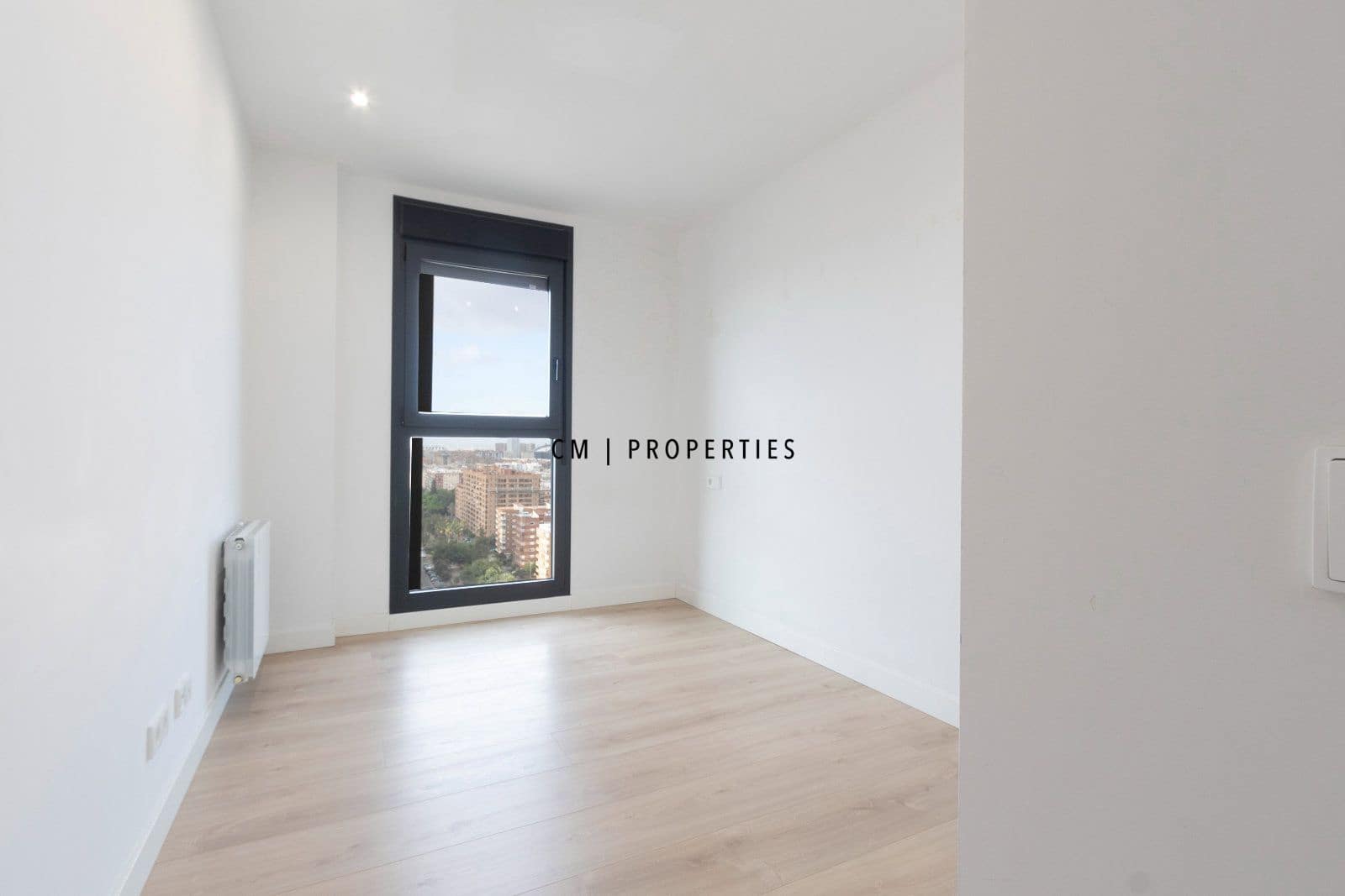 4 bedroom Flat for rent in Valencia city with pool garage - € 4,500 (Ref: 8345902)